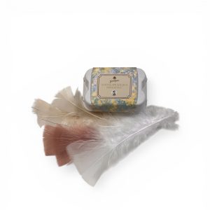 Påskpresent med Nougatägg (66g) i miniäggkartong och Fjädrar